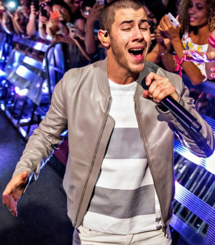 Nick Jonas Performs Close in the Audience at MMVAs Jacket