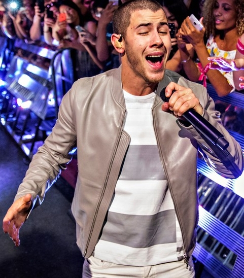 Nick Jonas Performs Close in the Audience at MMVAs Jacket